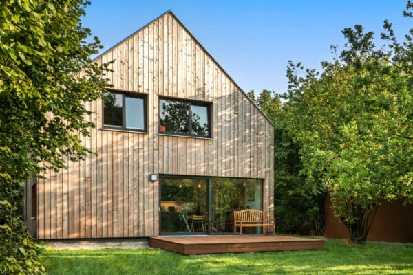 Einfamilienhaus als Holzrahmenbau mit Lärchenholzfassade
