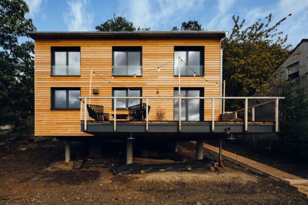 Holzhaus am Hang, auf Stelzen gebaut